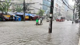 চট্টগ্রামে টানা বৃষ্টিতে জলাবদ্ধতায় ভোগান্তিতে নগরবাসী