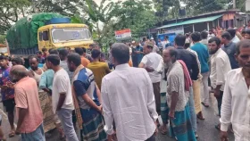 উল্লাপাড়ায় ট্রাক-পিকআপ সংঘর্ষে নিহত ২, মহাসড়ক অবরোধ