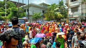 বকেয়া বেতনের দাবিতে চট্টগ্রামে পোশাক শ্রমিকদের সড়ক অবরোধ