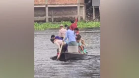 সোনারগাঁয়ে পাটাতন ভেঙে যাত্রীবাহী নৌকাডুবি