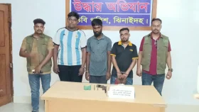 ঝিনাইদহে ছাত্রাবাস থেকে অস্ত্রসহ তিন যুবক আটক