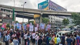 বনানীতে স্লিপার বাস মালিকদের সড়ক অবরোধ