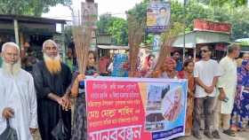 হরিরামপুরে যুবদল নেতার বিরুদ্ধে এলাকাবাসির বিক্ষোভ
