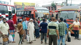 মহাসড়কে থ্রি-হুইলার বন্ধের দাবিতে বরিশাল বাস চলাচল বন্ধ