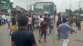 বরিশালে বাস-মাহিন্দ্রা দ্বন্দ্ব, বন্ধ সব রুটের বাস