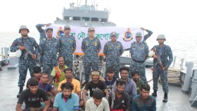 সাগরে ইঞ্জিন বিকল, ১৬ জেলেসহ মাছ ধরার বোট উদ্ধার