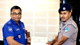 নারীকে বাঁচিয়ে পুরস্কৃত হলেন সেই কনস্টেবল