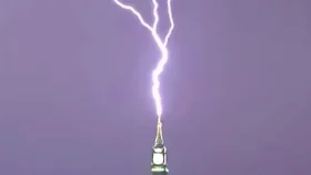 মক্কার ক্লক টাওয়ারে বজ্রপাত