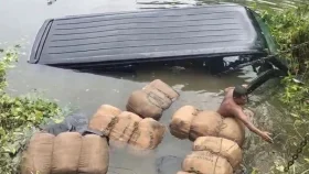 ৯ বস্তা গাঁজা নিয়ে মাইক্রোবাস পুকুরে