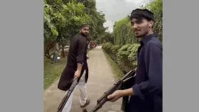পার্কে বন্দুক হাতে দুই তরুণের ভিডিও ভাইরাল
