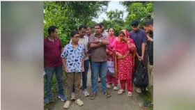 আত্মগোপনে থাকা চাঁদপুরের স্বর্ণ ব্যবসায়ী পিন্টু সপরিবারে আটক
