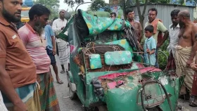 দাঁড়িয়ে থাকা ট্রাকের পেছনে সিএনজির ধাক্কা, নিহত ২