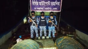 ভোলায় ভারতীয় অবৈধ ট্রলিংবোট ও জাল জব্দ