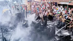 সিরাজগঞ্জে বাজারে অগ্নিকাণ্ডে পুড়লো ৭ দোকান