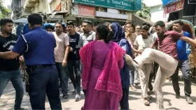 রাজবাড়ীতে পুলিশের সামনেই নারী ব্যবসায়ীকে লাথি, ভিডিও ভাইরাল