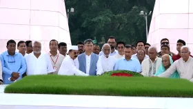 জিয়াউর রহমান ও খালেদা জিয়ার সমাধিতে প্রধানমন্ত্রীর শ্রদ্ধা