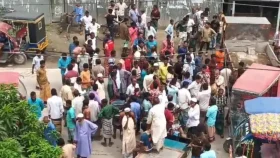 কুড়িগ্রামে সারের দাবিতে সড়ক অবরোধ