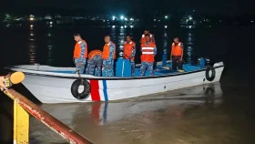 খুলনায় মাঝনদীতে ফেরির ধাক্কায় ট্রলারডুবি, উদ্ধার ৪০ যাত্রী