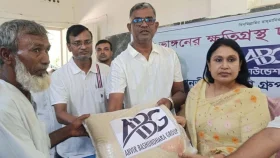 নদীভাঙনে ক্ষতিগ্রস্তদের পাশে আনভীর বসুন্ধরা গ্রুপ ফাউন্ডেশন