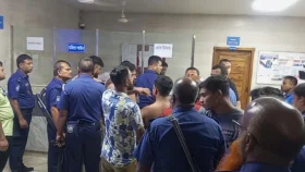 শজিমেক হাসপাতালে সংঘর্ষে আহত ১২, কর্মবিরতিতে ইন্টার্নরা