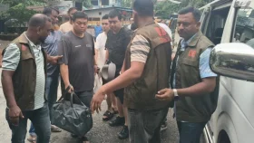 বিপুল পরিমান আইফোন ও ল্যাপটপসহ ৬ চীনা নাগরিক গ্রেপ্তার