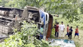 কালীগঞ্জে নিয়ন্ত্রণ হারিয়ে বাস খাদে, আহত ২০