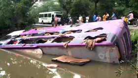 নিয়ন্ত্রণ হারিয়ে পুকুরে পর্যটকবাহী ডাবল ডেকার বাস