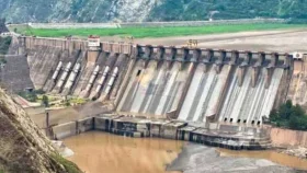 সিন্ধু পানিচুক্তি নিয়ে পাকিস্তানের সঙ্গে টানাটানির মাঝেই নদীতে বাঁধ দিলো ভারত