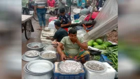সড়কে বাজার বসিয়ে লালপুরে তীব্র যানজট, ভোগান্তি