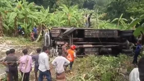 গোপালগঞ্জে নিয়ন্ত্রণ হারিয়ে বাস খাদে, নিহত ৩