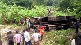 নিয়ন্ত্রণ হারিয়ে বাস খাদে পড়ে নিহত ৩, আহত ৩০