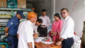 ক্ষেতলালে সার মজুদ করায় ব্যবসায়ীকে জরিমানা