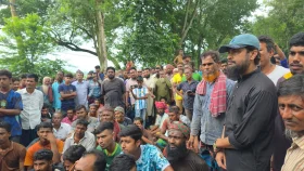 কৃষিজমির পাশে ময়লার ভাগাড়, প্রতিবাদে সড়ক অবরোধ