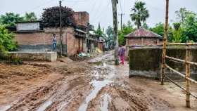 কাদা-গোবরের ভাগাড় কামরের মোড়-মোহরকয়া সড়ক