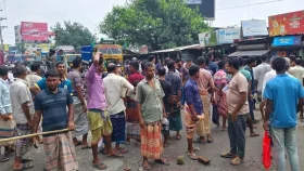 সারের দাবিতে রাজশাহীতে মহাসড়ক অবরোধ