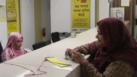 সম্মিলিত ইসলামী ব্যাংক থেকে টাকা তুলছেন গ্রাহকরা