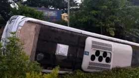 কুমিল্লায় নিয়ন্ত্রণ হারিয়ে বাস খাদে, মেডিকেলের ২০ শিক্ষার্থী আহত