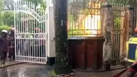 বজ্রপাত থেকে বিদ্যুৎমন্ত্রীর বাসভবনের সামনে আগুন