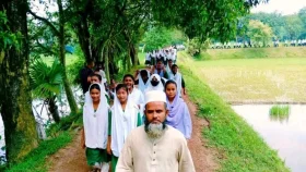 বখাটের উৎপাতে অতিষ্ঠ হয়ে নরসিংদীতে শিক্ষার্থীদের পদযাত্রা
