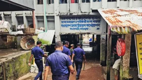 বিএফডিসি ঘাটে পুলিশের অভিযান, মাদক ও রামদা উদ্ধার