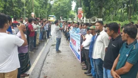 দুই সাংবাদিকের বিরুদ্ধে সাইবার মামলা প্রত্যাহারের দাবিতে মানববন্ধন