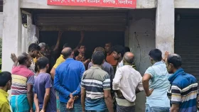 কালীগঞ্জে সার না পেয়ে ডিলার পয়েন্ট ঘেরাও