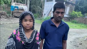 অন্ধকার গোয়ালঘরেই সোহেলের সংসার, পাশে দাঁড়ালেন ইউএনও