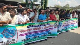 সেলফি পরিবহনের রুট পারমিট বাতিলের দাবিতে মানিকগঞ্জে বিক্ষোভ