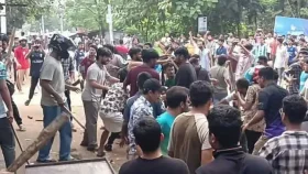 জাবিতে দুই হলের শিক্ষার্থীদের সংঘর্ষে আহত ৯