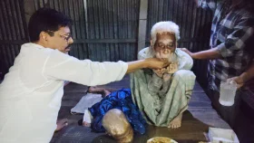 বার্ধক্যে অসহায় সাজু-নূরজাহান দম্পতির পাশে বিএনপি নেতা