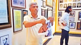 ডাকসু সংগ্রহশালায় জিন্নাহর স্থলে গোলাম আযমকে জুতাপেটা করার ছবি