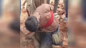 চোর সন্দেহে খুঁটিতে বেঁধে যুবককে পিটিয়ে হত্যার অভিযোগ