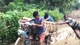 সিংড়ায় দেড় কিলোমিটার কাঁচা সড়ক দুর্ভোগ