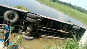 ঢাকা-আরিচা মহাসড়কে বাস পানিতে, আহত ১০